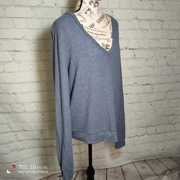 WILDFOX Soft Brushed Beach Bunny V-Neck Jumper Top Teal NEW - Picture 3 of 8